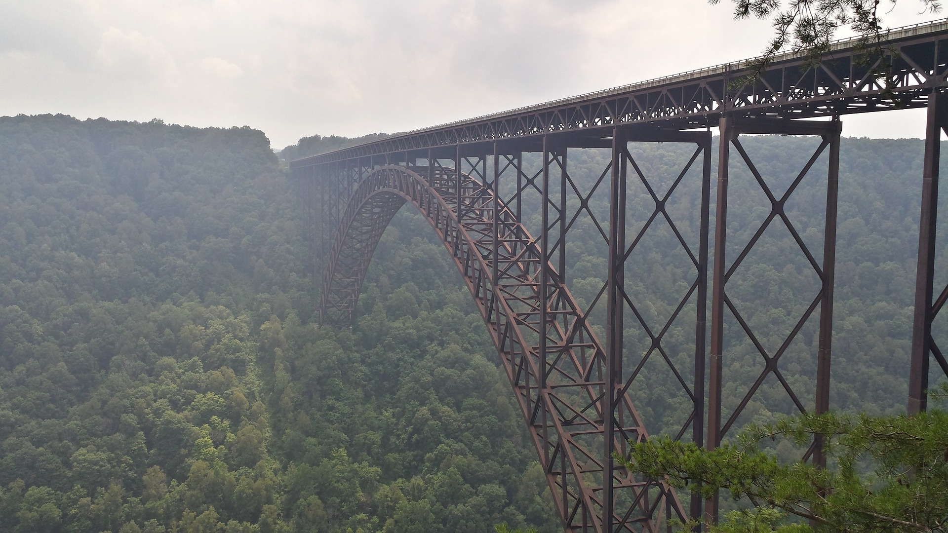 Eisenbahnbrücke über Tal